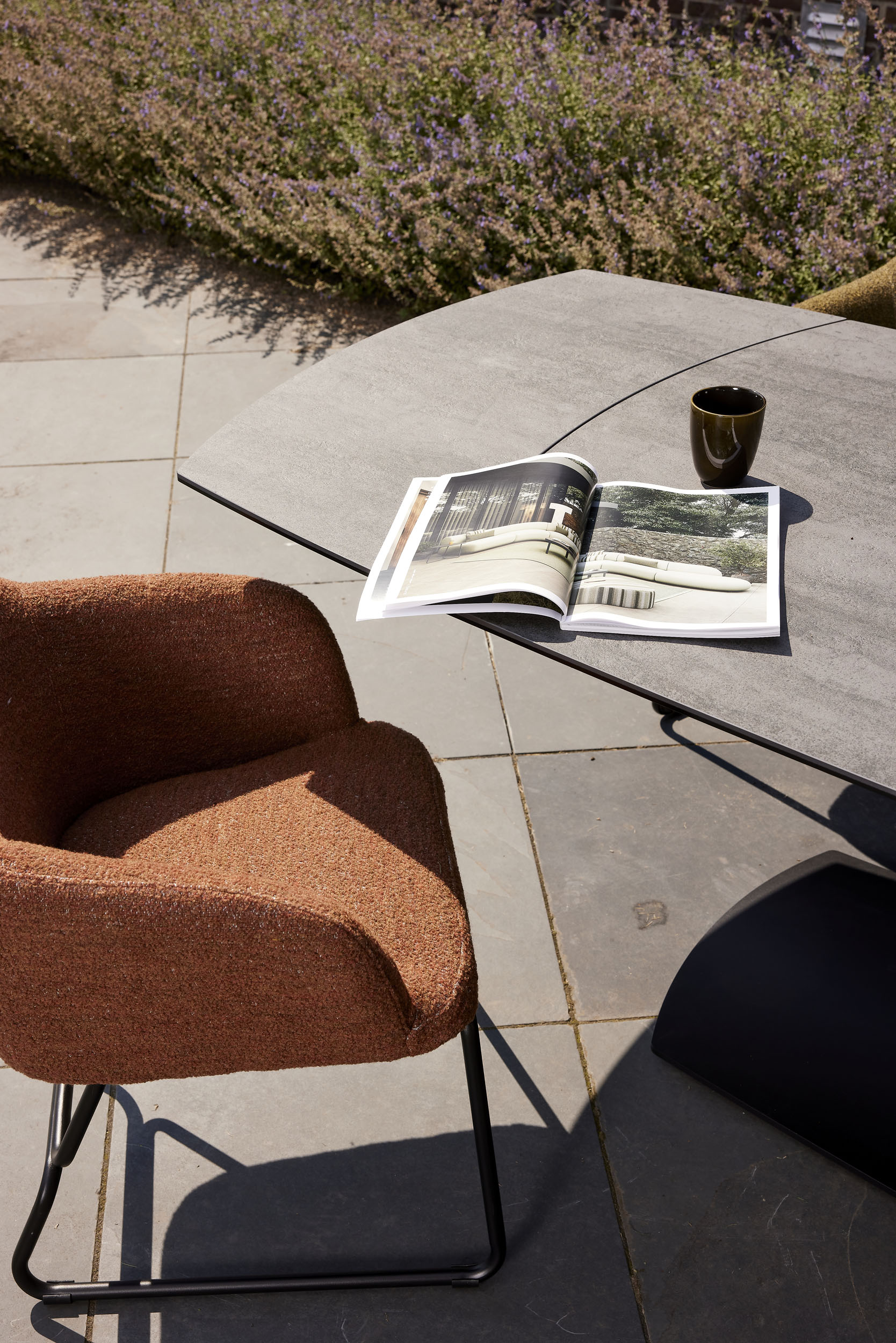 momentum-table-flux-chair-terracotta